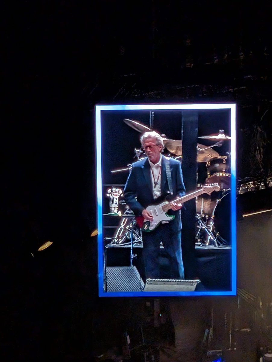 mes parents sont allés voir Éric Clapton à Bercy et il joue avec une guitare aux couleurs de la Palestine ❤️