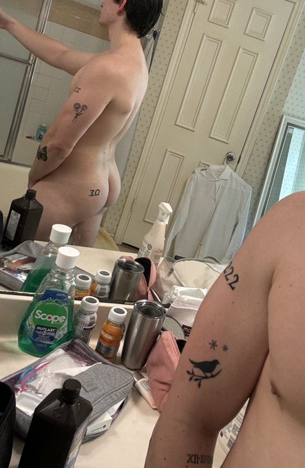 Do u like a dad with tatts? 🥺❤️ https://t.co/WyFCcqYyjg