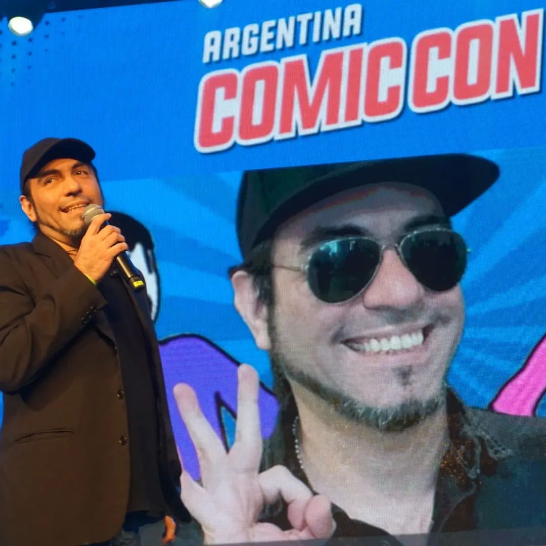 ArgComicCon's tweet image. ¡Increíble el show de @AleSzykula, creador de @Alejo_Valentina en #ComicConArgentina! ¡Con adelanto de la nueva temporada y todo! 😎📸 #AlejoyValentina #AlejandroSzykula #locoarts