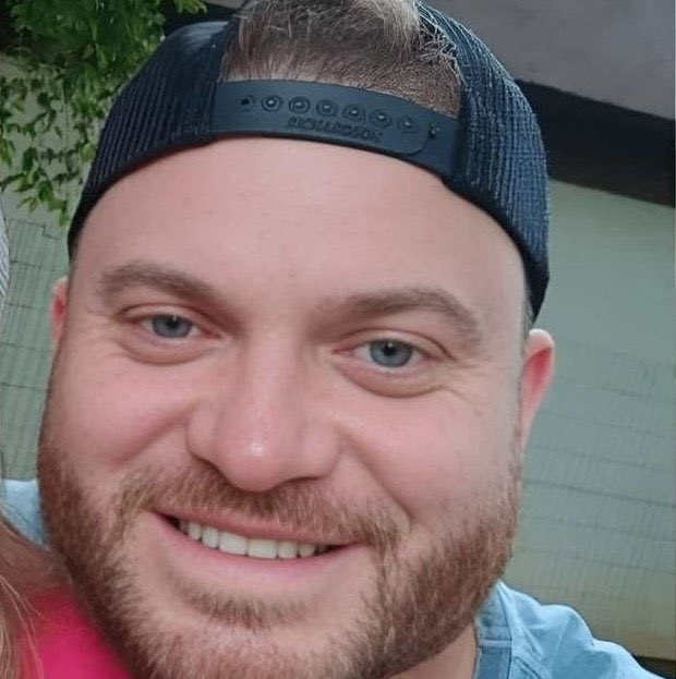 A MORTE QUE O GOVERNO VAI DIZER QUE É FAKE

Adroaldo Gabana, 39 anos, morador de Ciríaco, Rio Grande do Sul, deu a sua vida tentando ajudar no resgate pelos que encontrou no caminho.

Ele não era especialista, não era ministro, ele não era treinado e/ou habilitado pelo estado