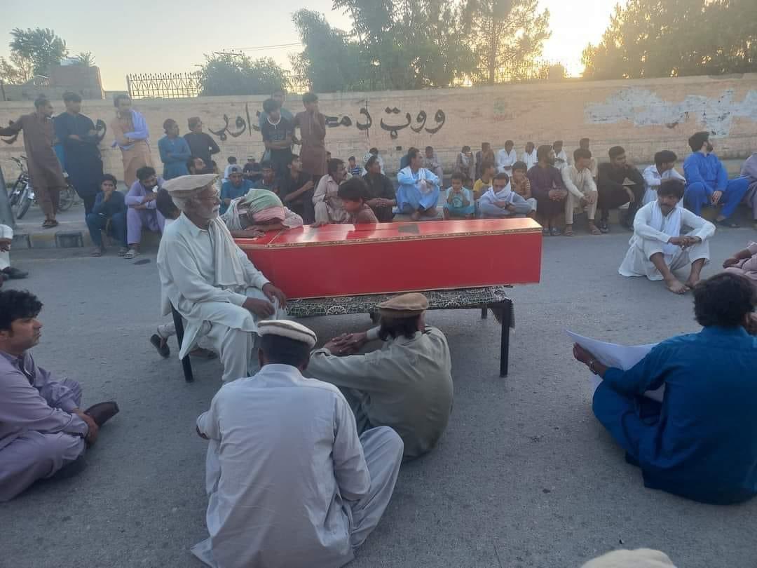 Ishfaq Masih was killed in a targeted attack in Mir Ali, North Waziristan earlier today. Members of Christian community protested with his dead body in front of the press club in Miranshah. Terrorists attacks leave no one feeling safe in Waziristan. #EndTerrorism