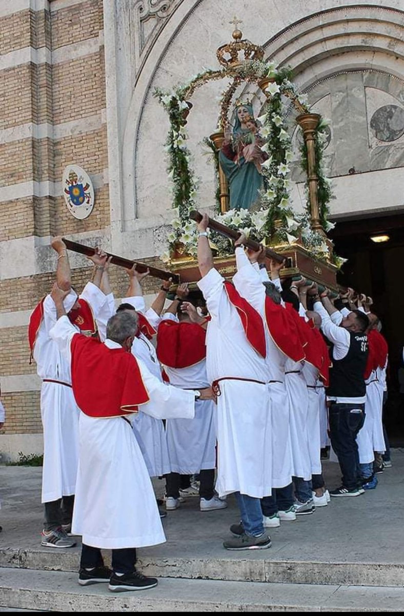 Anche gli amici dell'Arciconfraternita di S M del Carmine di @TrastevereRM ed  i #Vigili del Fuoco di #via Marmorata alla solenne #Processione di #SantaMaria Liberatrice al #Testaccio . #Roma  #rioni #municipio1 #eventi #26maggio