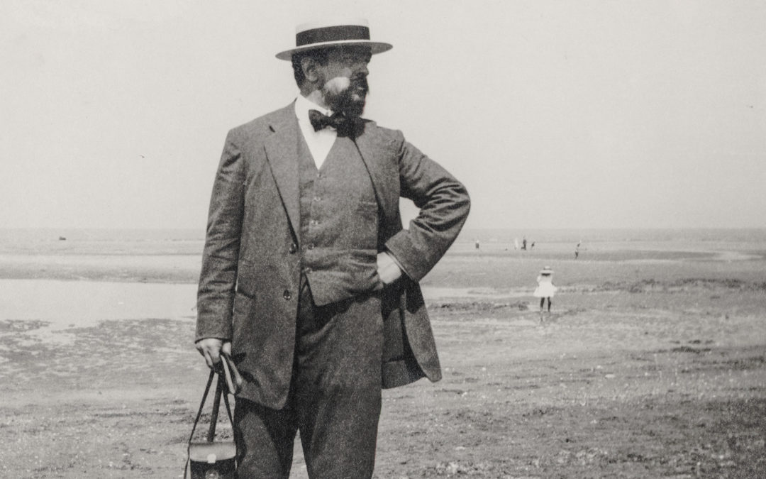 Claude Debussy sur la plage d'Houlgate, 1911.