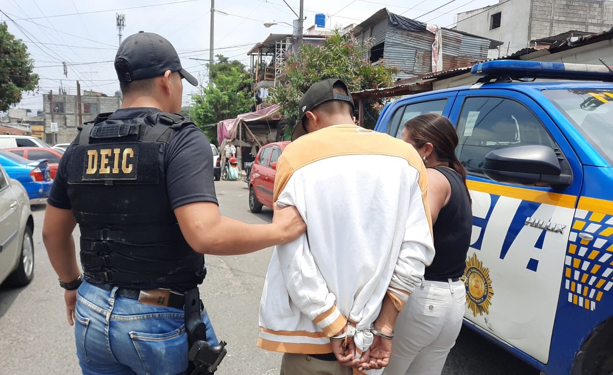 PNCdeGuatemala's tweet image. 🚨#EnFlagrancia🚨

Un capturado, menor remitida con alerta Alba Keneth y moto recuperada en allanamiento

Un integrante de la mara 18 fue capturado en un allanamiento que realizaron investigadores de la #SGIC de la sección de Homicidios en coordinación con el MP