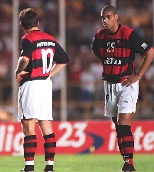 martinFLA81's tweet photo. Passe do Pet, gol do Adriano. Flamengo. https://t.co/6r1SYuKw3B