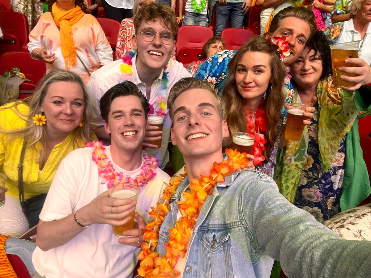 lientje1967's tweet photo. Terwijl @gaeagles (#kowet) Europa in ging 😀, zaten wij (mijn medewerkers Loretta, @Alex_Jacob5, @JesseBaak, zijn vriend Joost, @jochem_vrugt, @Smitje079, Kevin en ik) ook te genieten. Bij een fantastisch zangfeest van de #toppers in @cruijffarena. Heerlijk! #detoppers https://t.co/qfbzYdZv04