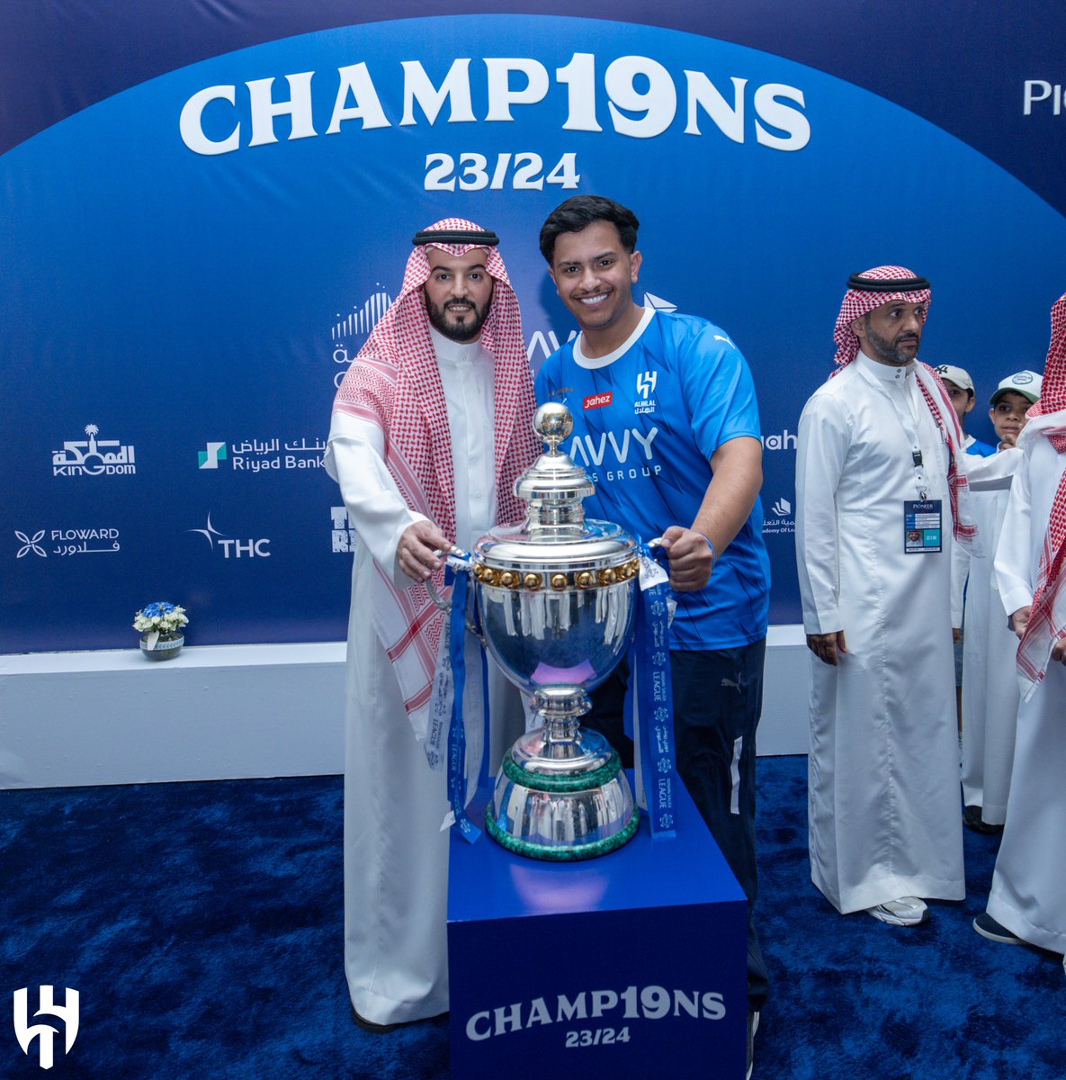 s2k0__'s tweet photo. كُـن هلاليـًا.. يرافقـك "الذهـب" 🏆💙

الحمدلله على تحقيق الدوري الأقوى 💪🏼

#بطل_دوري_روشن 
#الهلال
#الهلال_19_بطولة_دوري https://t.co/j4QxWVItaV