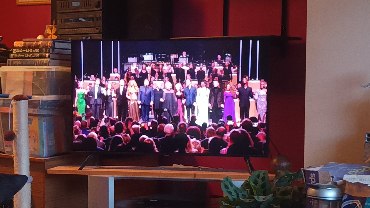 Just finished watching on @SkyArts. Fantastic concert, glad it's been shared on T.V not being avle to get there live. 🎭🎶💖
#RH80