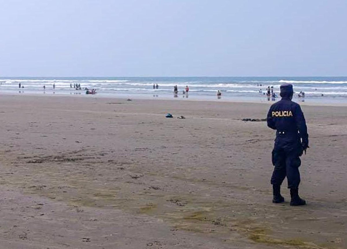 🌊🌊Policías velan por la seguridad de turistas nacionales y extranjeros que disfrutan su fin de semana en playa El Espino, Usulután. Gracias a la presencia policial se percibe un ambiente de tranquilidad. #PlanControlTerritorial