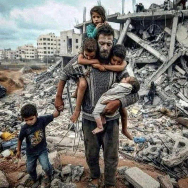 Gaza7o's tweet photo. 🔻
Despite the sorrow, the image of a father carrying his children from the rubble conveys resilience, pride, and the unwavering faith of the Palestinian people.
#IsraeliNewNazism
#شمال_غزة_يجوع
#رفح_تستغيث
@Gaza7o https://t.co/27k4fBYHc7