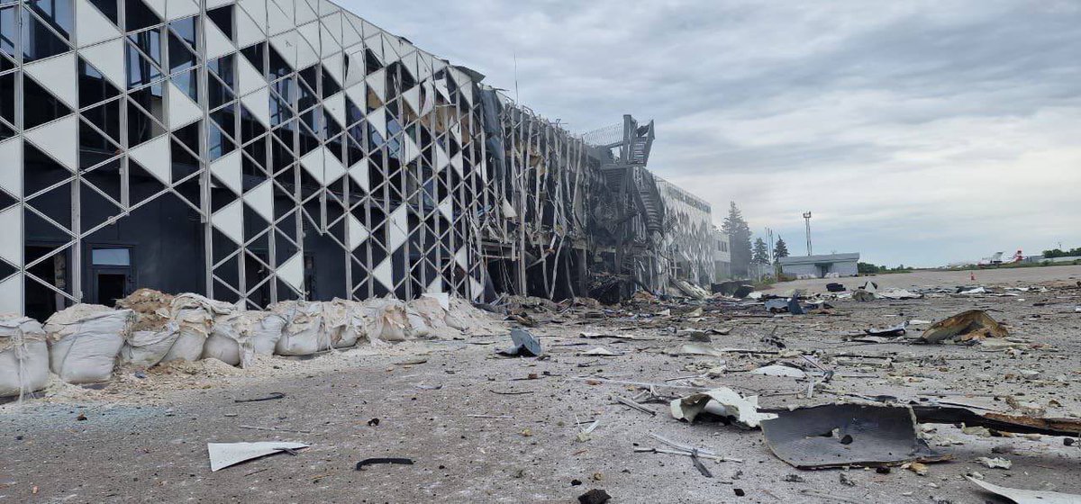 this is the airport in my homecity Zaporizhzhia: before and after today’s visit by russian culture 💔