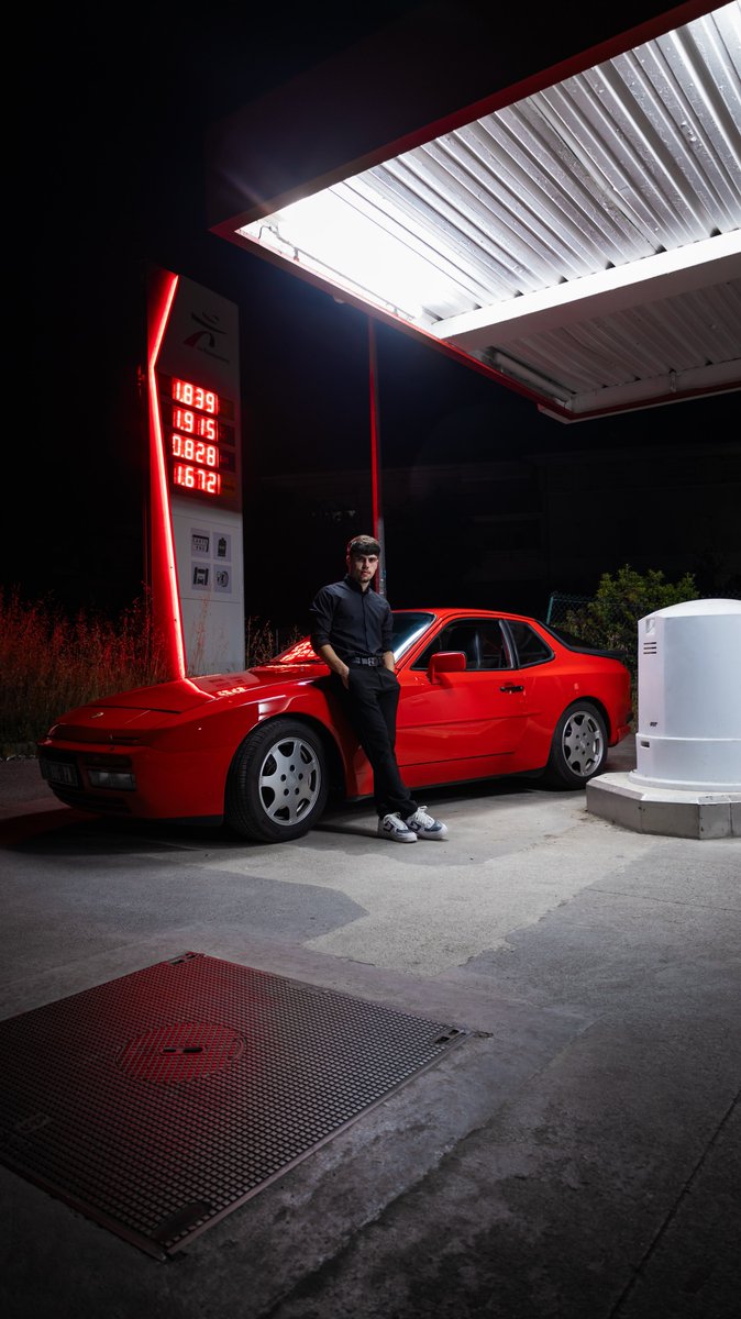 giucrso911's tweet photo. J’aime bien les voiture rouge https://t.co/ytB7HI5sYR