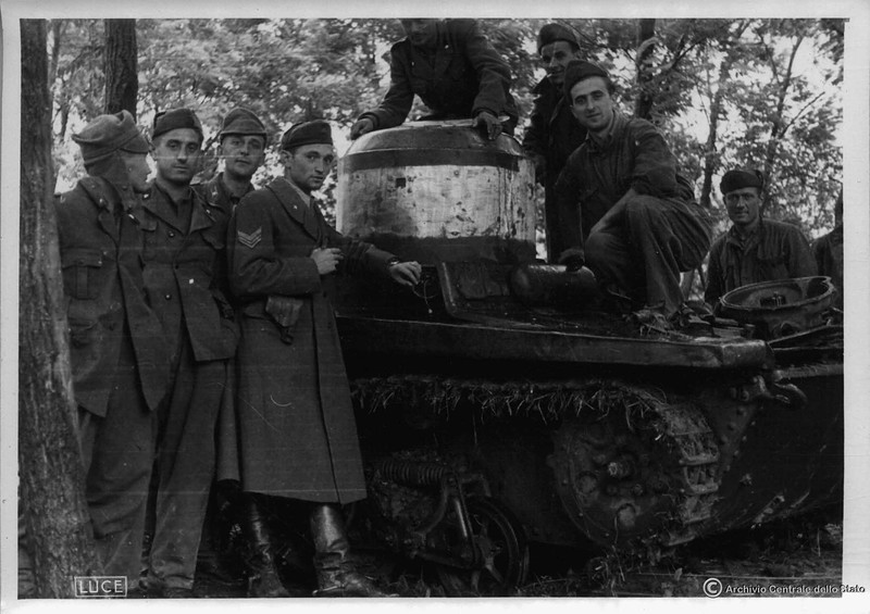 Італійські військовослужбовці оглядають трофейні радянські малі танки Т-37А, на збірному пункті аварійних машин. Радянсько-німецький фронт, осінь 1941-го року.