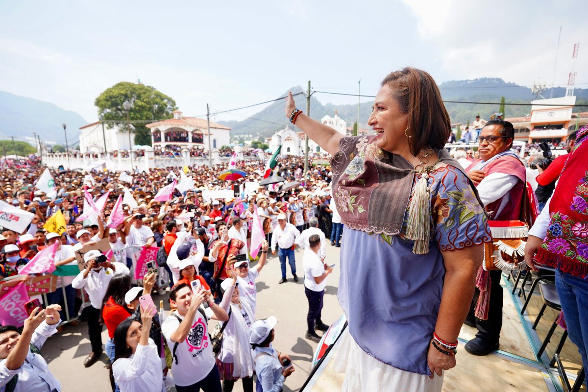 XochitlGalvez's tweet photo. Yo no voy a pensar en obras faraónicas, voy a pensar en sus familias y en regresarle la paz y la tranquilidad a Chiapas y a todo México. 

Este 2 de junio vamos a ganar y regresaré a Zinacantán como la primera mujer Presidenta de origen indígena.

¡Muchas gracias!

#Xóchitl2024 https://t.co/f70dzl1XqC