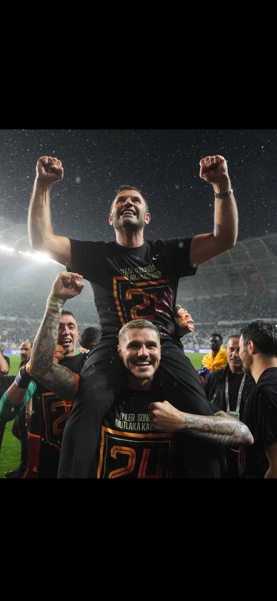 Okan Buruk: “Tarih şampiyon Galatasaray'ı yazacak. Hedefimiz beşinci yıldız."

GERÇEK ⭐️⭐️⭐️⭐️⭐️💛❤️🦁🏆<a href="/GalatasaraySK/">Galatasaray SK</a> <a href="/ultrAslan/">ultrAslan</a>