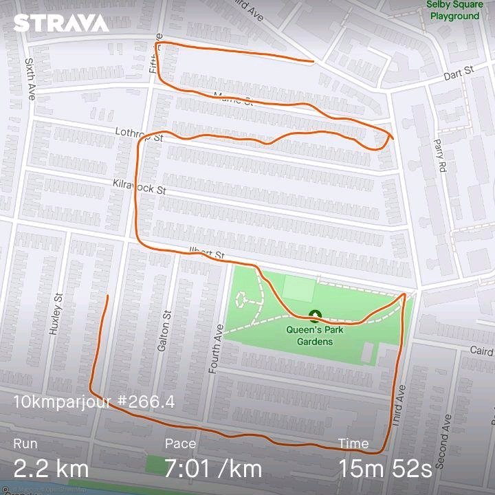 Petit trottinage dans le quartier pour terminer ce dimanche de récup. 3 marches et un mini-run : ça fait tout de même un #10kmparjour épisode 266. Un peu bobo jambes quand même.
 strava.app.link/NrqoCNxbVJb