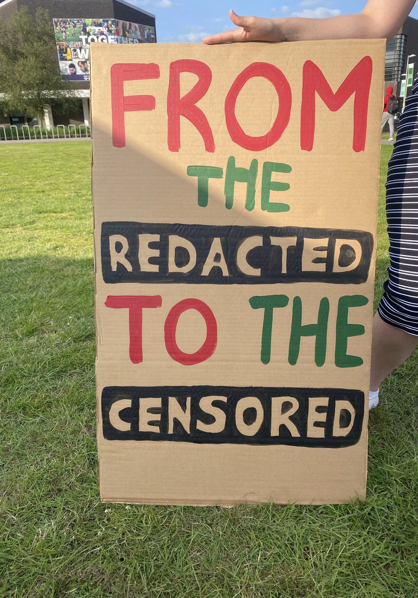 Management at Reading University issued a letter prohibiting students at the encampment from using the slogan ‘from the river to the sea’. So this is what the students did. Genius ✊🏼🇵🇸