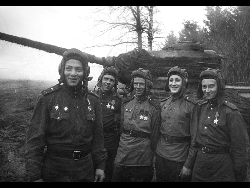 Екіпаж танка Т-34-85 159-ї танкової бригади 1-го танкового корпусу, березень 1945 року.