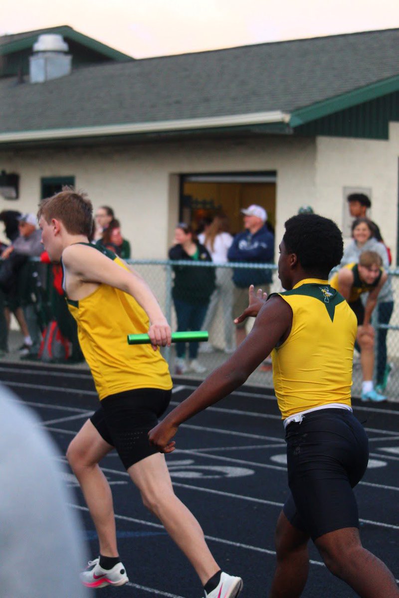 juarezcontent's tweet image. I was given a camera for 10 minutes to shoot the last 4x4 for JV. How did I do for my first time using a camera? 

#trackphotography #track #trackandfield #photography #sportsphotography #FACUP24 #Formula1