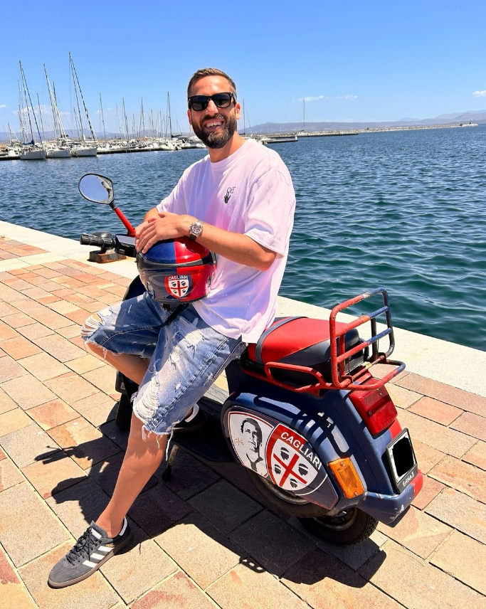 Da Carloforte: #Pavoletti con la vespa rossoblù ! 🛵❤️💙#forzacasteddu