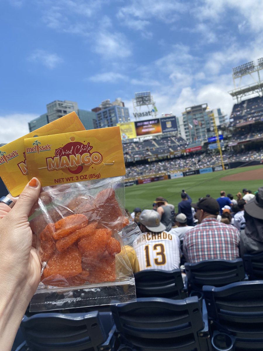 Now this is what we call #StadiumFood! 🤤

🍉🍍🍓🫐🌶️🥭

🏟️ @PetcoPark 
⚾️ @Padres vs @Yankees 
🍽️ Fresh Fruit Cup + Dried Chile Mango

#MelissasProduce #HealthyOptions #Padres #Yankees