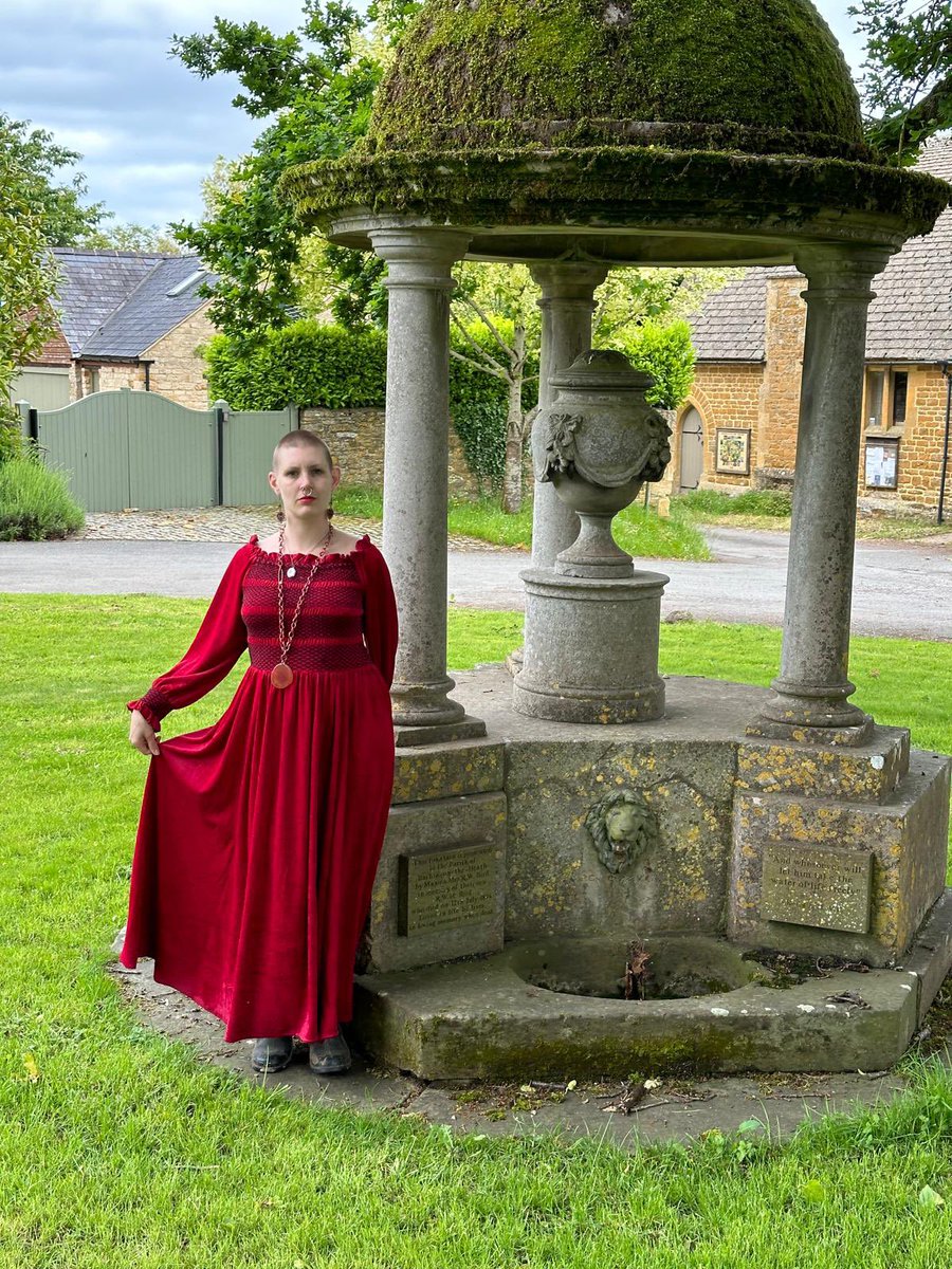 aekingsmill's tweet photo. Rest and research in the Cotswolds 🌳reading #shereerose Rated RX #bodyart #cottagecore https://t.co/C3G4kfagR0