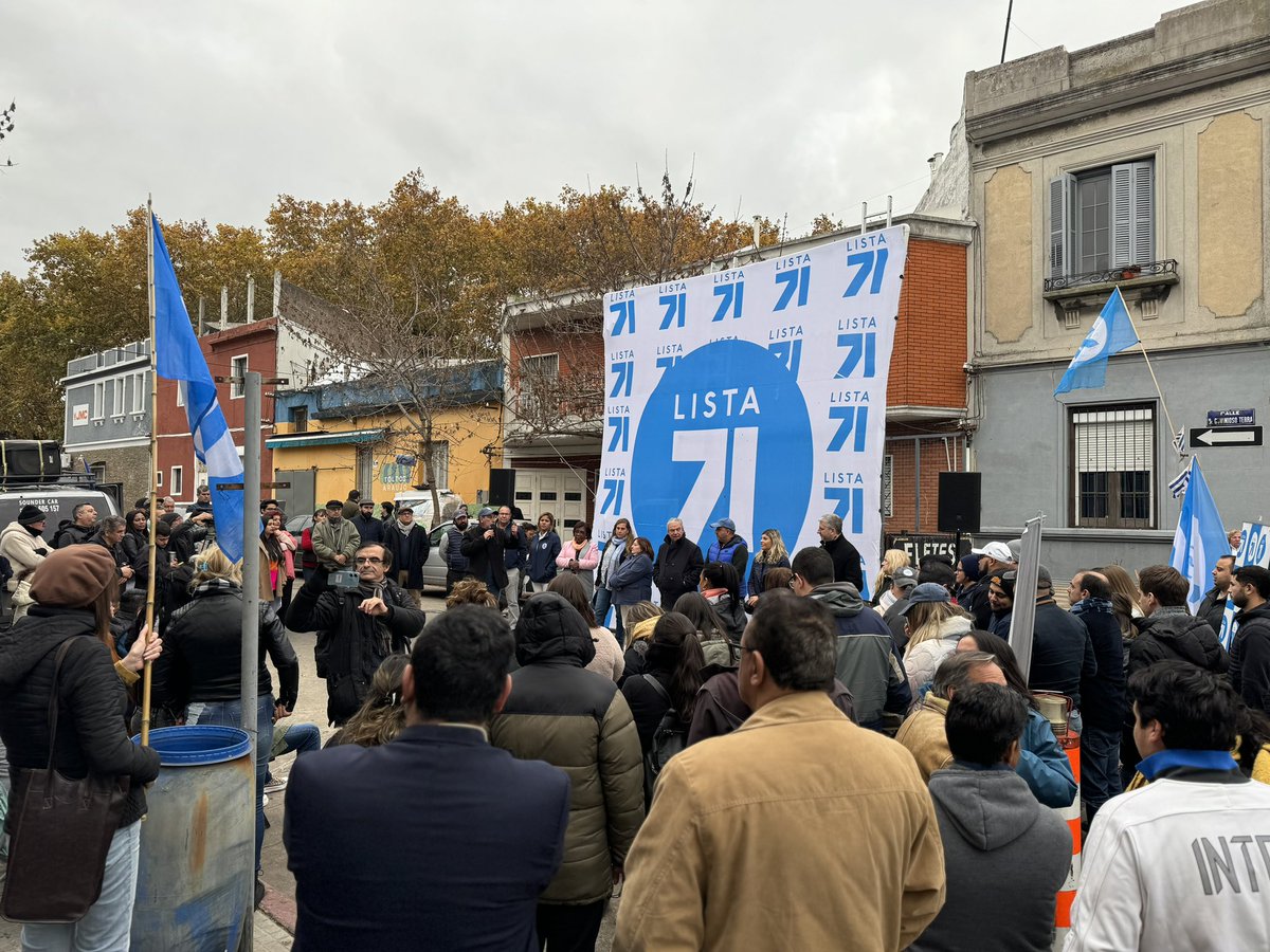 LA COMERCIAL Gran acto de la @lista71 apoyando la precandidatura de @lauraraffo en La Comercial, terminamos un gran jornada de militancia por todo Montevideo de nuestra querida lista, seguimos con más ganas y compromiso, convencidos de que vamos a HACER HISTORIA. ✌🏻✌🏻