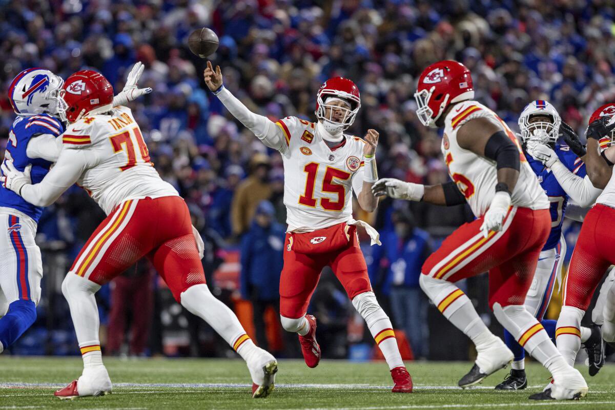 NEWS: Patrick Mahomes says the #Chiefs will go back to being an EXPLOSIVE offense this season.

'This year I feel we have a team that will throw the ball deep, I want to be that explosive offense we've seen in the past'

(Via The Pat McAfee Show)