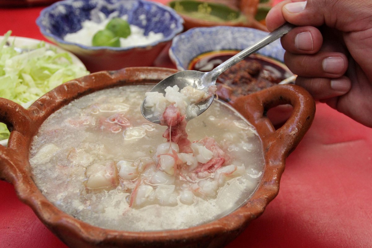 Este domingo, visitemos Quiroga, para degustar de un rico Pozole Batido, es una de las variaciones que ofrece nuestro estado para este tradicional platillo mexicano.
#Michoacán #elAlmadeMéxico