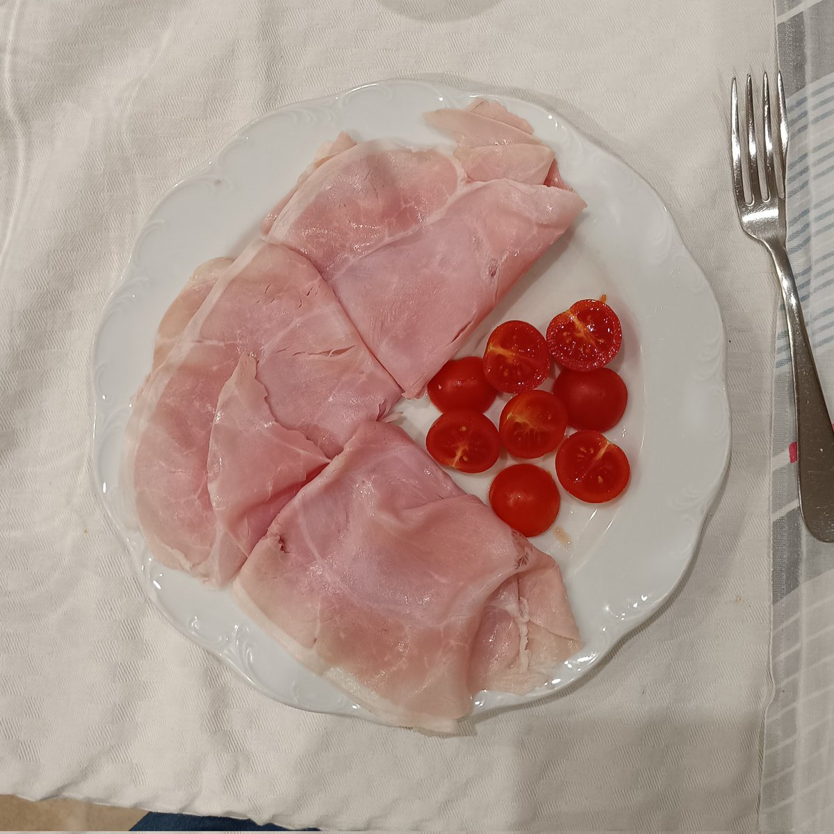 dinner🍅 - 99c 2,9g carb 16,5g pro 2,6g fat

•baked ham: 88c
•tomatoes: 11c