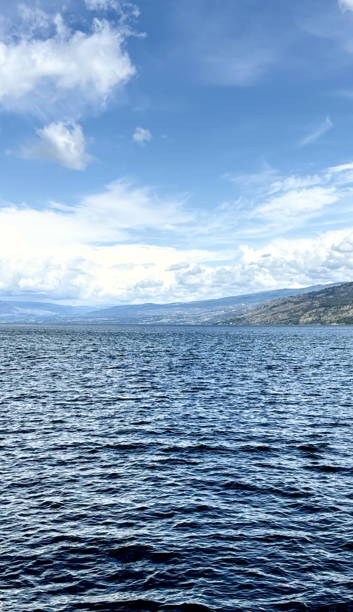 📷  The heavens and the ocean embrace, where sky and sea merge into a majestic tapestry of blue..
#MyClick
Good afternoon friends,
Have a magnificent weekend!!