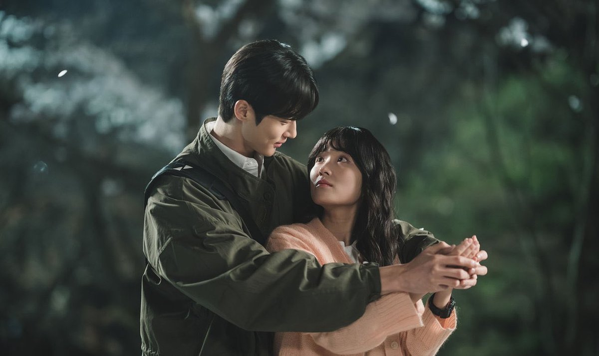 “I see forever in your eyes, I feel okay when I see you smile”❣️

#LovelyRunner