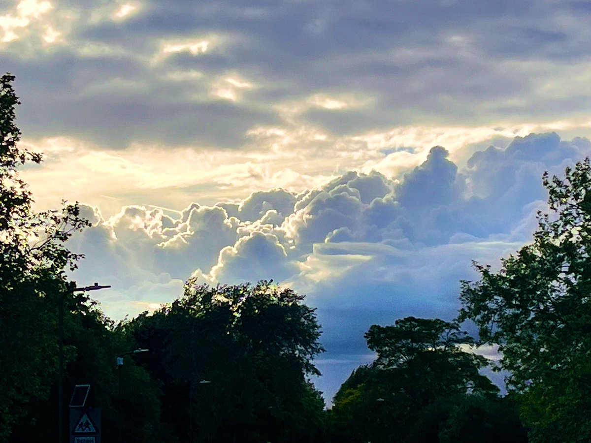zinkabell's tweet photo. Look at those clouds @scenesfromMK #tonightsky https://t.co/FEpjvAYnkb
