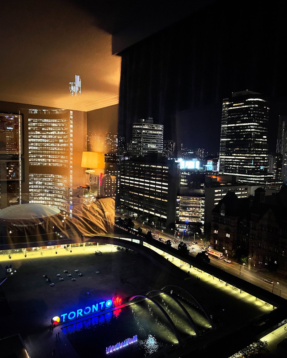 I just want to thank all the fans for the warm welcome in Toronto! And also the guys in Mr. Big! Real gentlemen… and they put on a fantastic show!