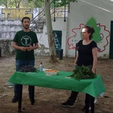 Dos imágenes más de la Jornada #gardeniser con mi camiseta de la Dehesa de Tablada para reivindicar q se sea en una zona verde y sea la puerta de entrada de Sevilla a Doñana.
¡Que las garras de la depredación urbanística salgan de Tablada!
@tabladaverdeypublica 
#Sevilla #tablada