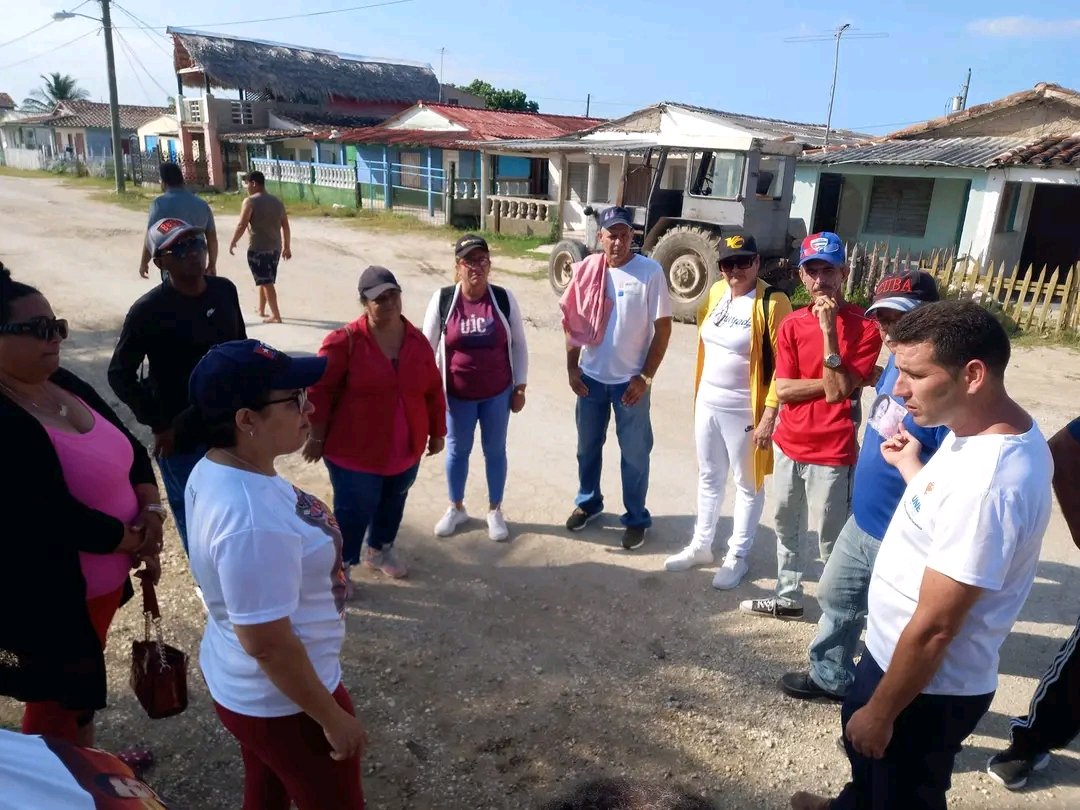 🇨🇺|| En Playa Nazabal amaneció este domingo la Gobernadora de #VillaClara  Milaxy Yanet Sanchez Armas, con el propósito de evaluar cómo se prepara la línea costera para el verano.