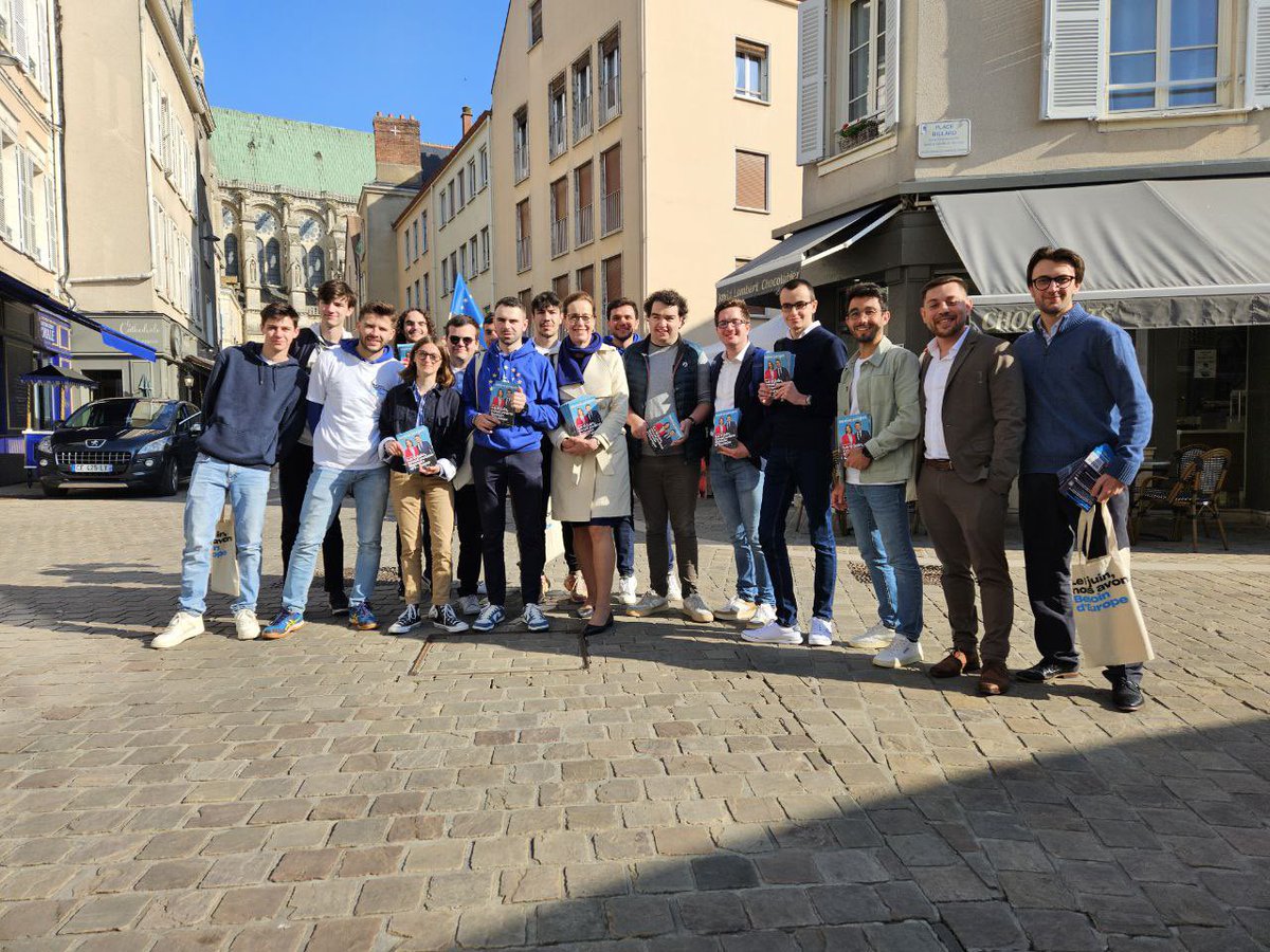 Un week-end d’action pour les <a href="/JAMCVDL/">Les Jeunes avec Macron Centre-Val de Loire</a> à Chartres ! #EuroJam 🎉

➡️ Réunion publique avec <a href="/guillaumekasba/">Guillaume Kasbarian</a>, <a href="/vdemontchalin/">Véronique de Montchalin</a>, <a href="/fabienne_keller/">Fabienne Keller</a>, <a href="/Ambroise_Mejean/">Ambroise Méjean</a> et <a href="/PhanithSiv/">Siv Phanith</a> pour parler de notre #BesoinDEurope 🇪🇺

➡️ Du collage, des tractages et des rencontres avec les chartrains