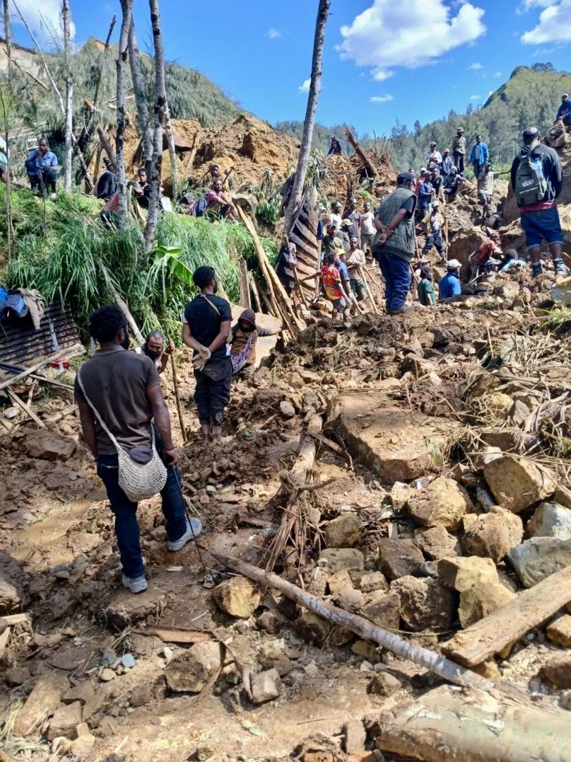 After a devastating landslide struck a remote part of Papua New Guinea on Friday, @UNICEF_PNG is on the ground, working tirelessly with the authorities and other partners to support relief efforts. The tragedy has claimed over 100 lives in the village of Kaokalam, Enga