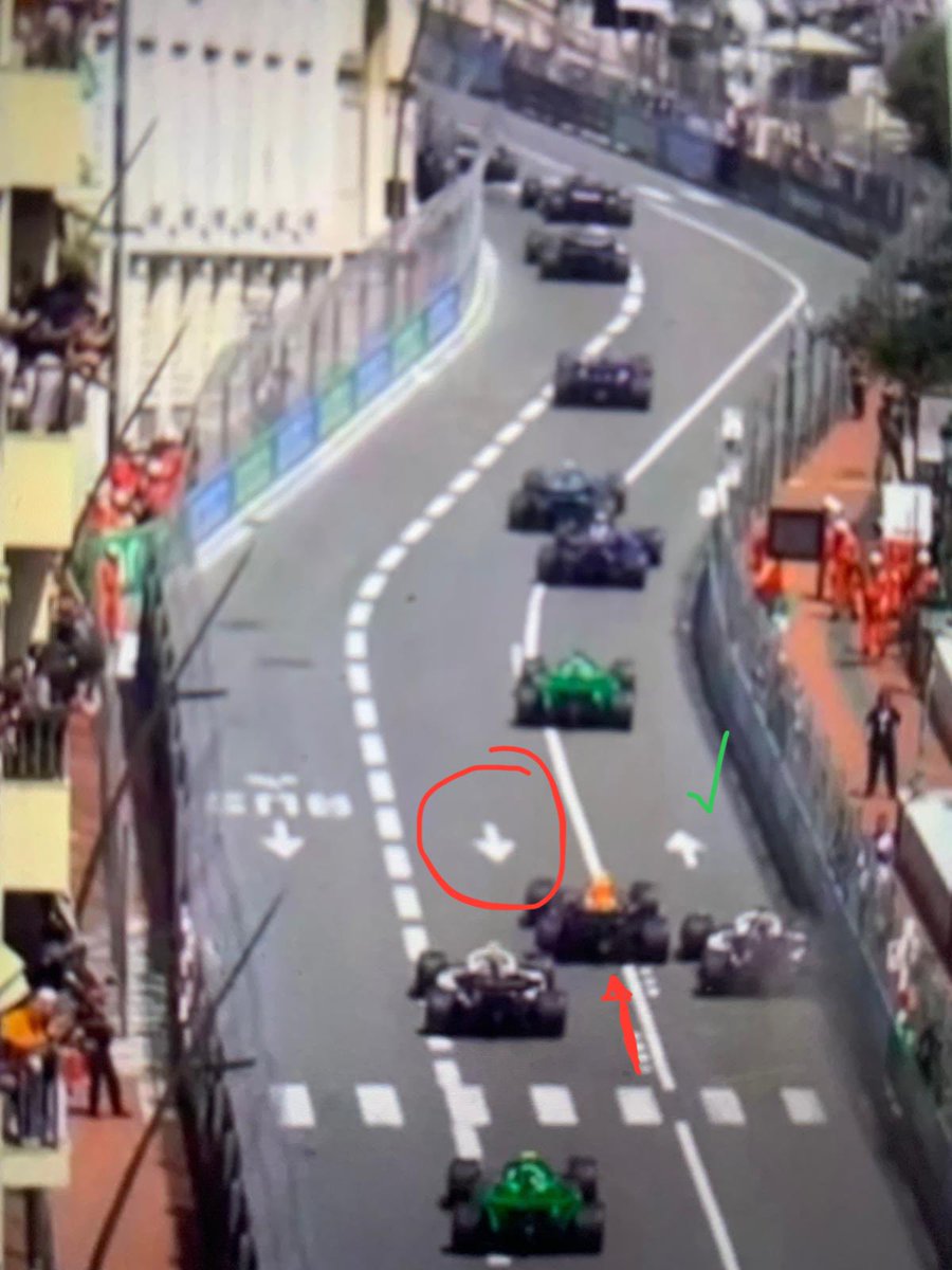 LA CULPA ES DEL MEXICANO 🇲🇽

En esta imagen se ve claramente como Checo Pérez no está respetando las señalizaciones de tránsito que hay en Mónaco

El piloto Mexicano va en sentido contrario mientras que Kevin Magnussen respeta el sentido 

Que vergüenza que Checo no respete ❌