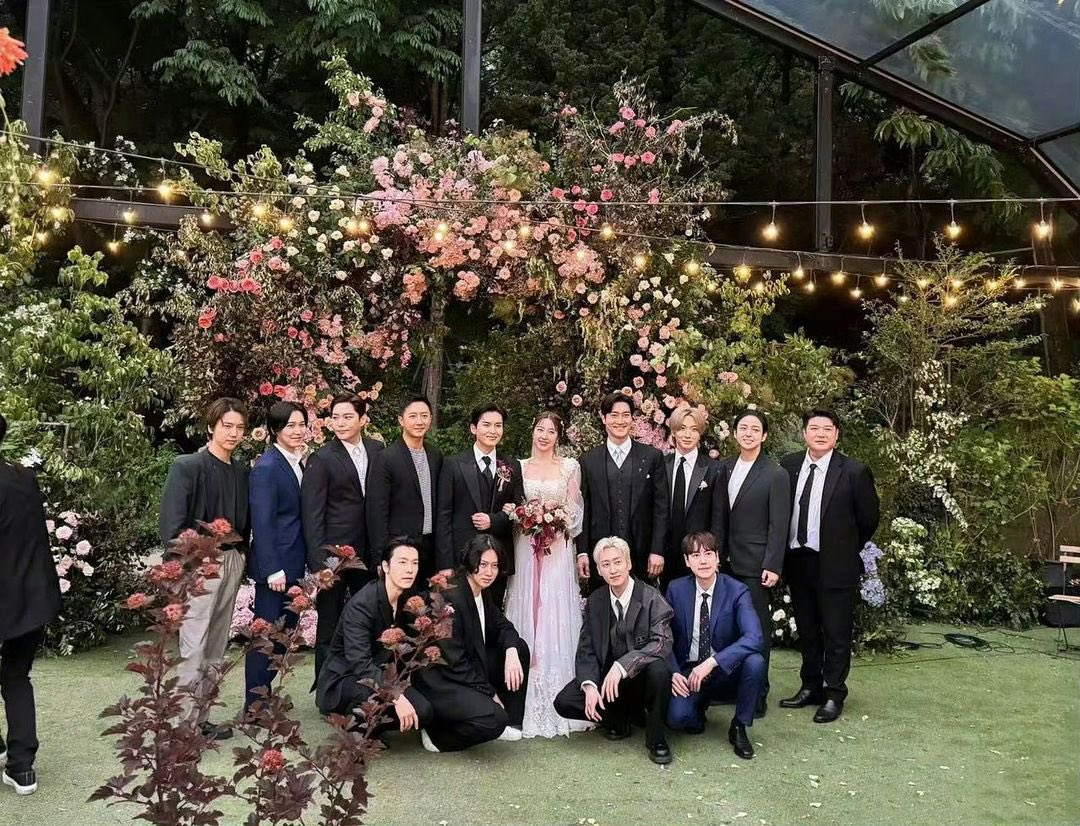 Korseries's tweet photo. มีน้ำตาเป็นปริมาณมากกกก!!! กลายเป็นโมเมนต์ภาพประวัติศาสตร์ในทันที เมื่อได้เห็นการร่วมเฟรมอย่างพร้อมหน้าของเมมเบอร์วง #SUPERJUNIOR ทั้งหมด 15 คน (รวม SJ-M) ในพิธีวิวาห์ของ รยออุค กับ อาริ อดีตสมาชิกวง TAHITI

ในวันสำคัญของชีวิต พวกเขาได้มารวมตัวกันอีกครั้ง เป็นอะไรที่อบอุ่นและน่าประทับใจในมิตรภาพมาก ๆ เลย🥹💙💙💙💐

#슈퍼주니어