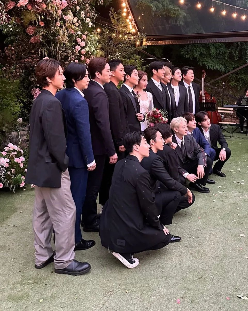 Korseries's tweet photo. มีน้ำตาเป็นปริมาณมากกกก!!! กลายเป็นโมเมนต์ภาพประวัติศาสตร์ในทันที เมื่อได้เห็นการร่วมเฟรมอย่างพร้อมหน้าของเมมเบอร์วง #SUPERJUNIOR ทั้งหมด 15 คน (รวม SJ-M) ในพิธีวิวาห์ของ รยออุค กับ อาริ อดีตสมาชิกวง TAHITI

ในวันสำคัญของชีวิต พวกเขาได้มารวมตัวกันอีกครั้ง เป็นอะไรที่อบอุ่นและน่าประทับใจในมิตรภาพมาก ๆ เลย🥹💙💙💙💐

#슈퍼주니어