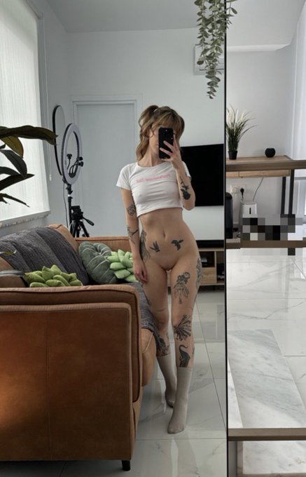 omg my pussy is out i&rsquo;m so sorry i didn&rsquo;t realise https://t.co/5UQwfPeH6G