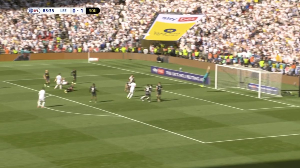 📸 - DANIEL JAMES HITS THE CROSSBAR!