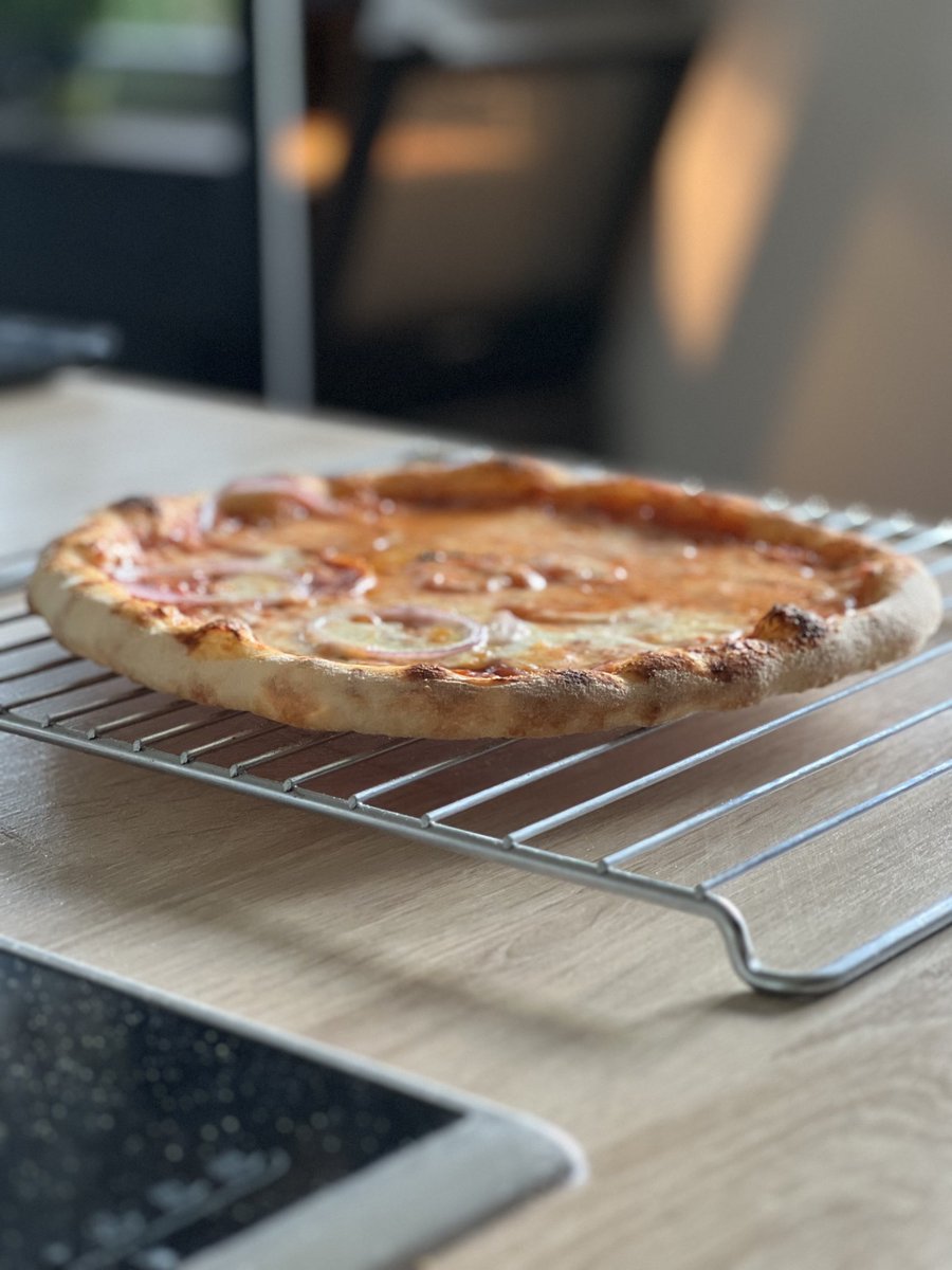 lordasbach's tweet photo. Wenn vom gestrigen #Backtag und Besuchstag noch Pizzateig über ist…. https://t.co/FambeUVl6t