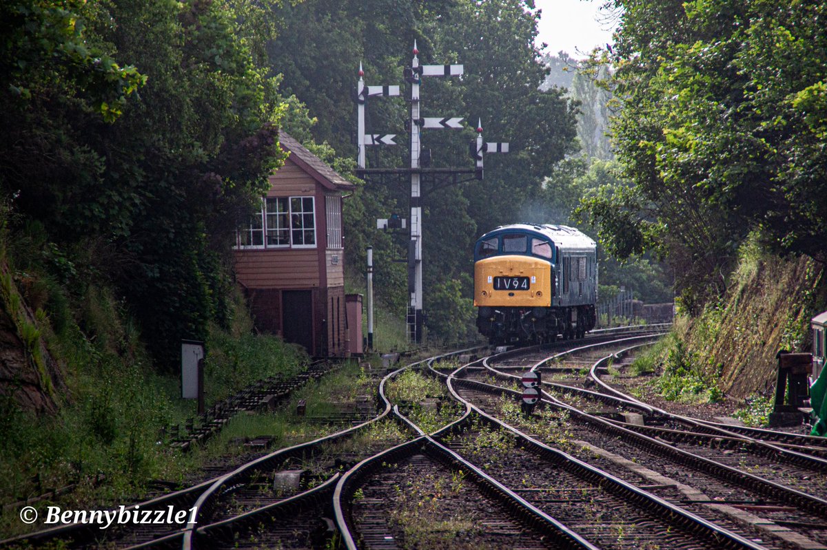 #SemaphoreSunday #SignalboxSunday #SulzerSunday  anybody think of anymore? 

D182 approaches Bewdley station where it will collect t a rake of coaches and form the first arrival into Kidderminster on the Thursday of the gala.

@svrofficialsite @SVRDiesels