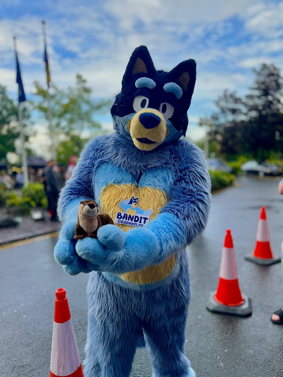 Theo the Otter! (@theo_the_otter) on Twitter photo Pupdad really wanted me to have a picture with bandit, this ott thinks with an at like <a href="/DadHeeler/">Bandit (heeler.dad)</a> he was trying to give me away! Pupdad really wanted me to have a picture with bandit, this ott thinks with an at like <a href="/DadHeeler/">Bandit (heeler.dad)</a> he was trying to give me away!