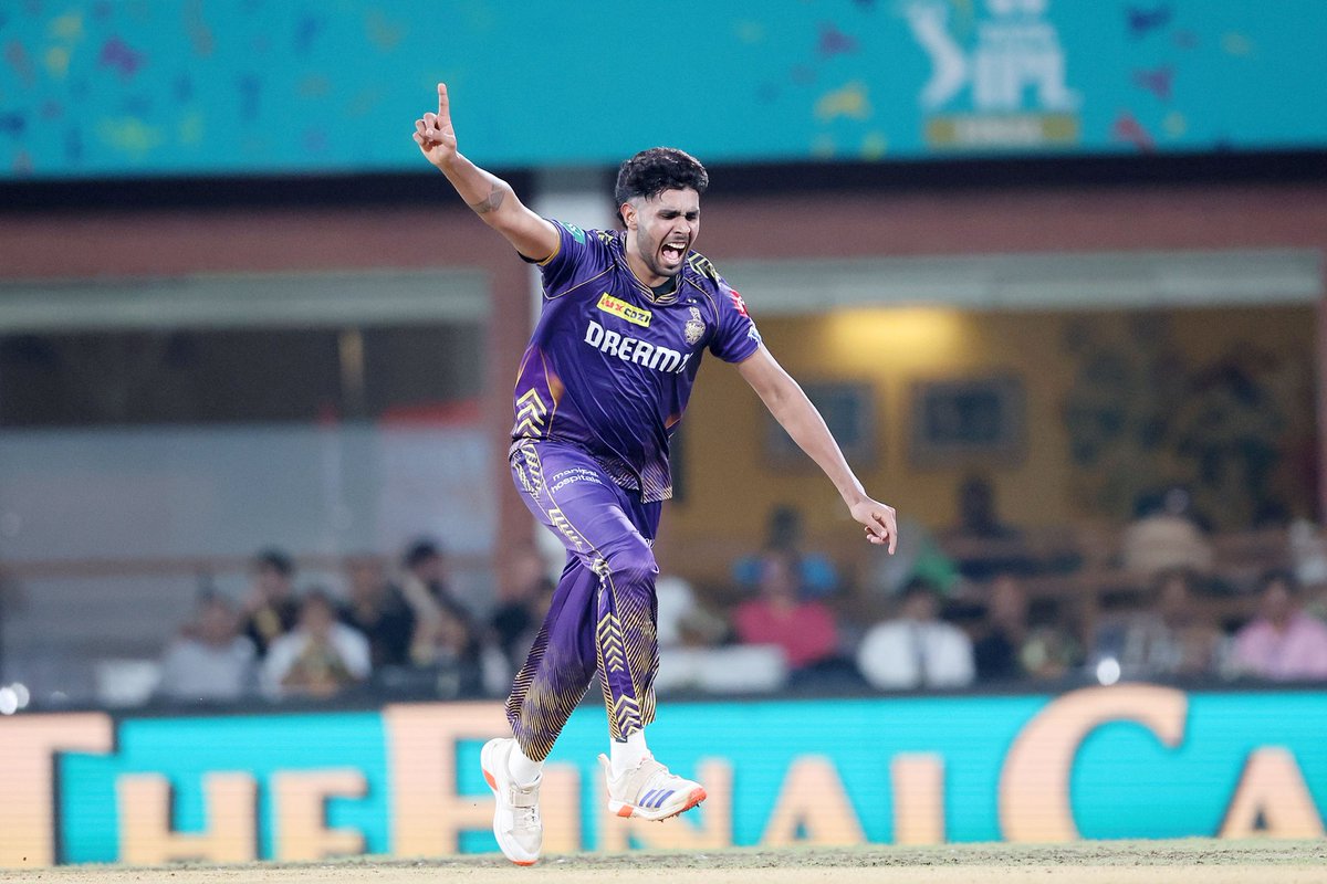 Varun Chakravarthy - 21 wickets.
Harshit Rana - 19 wickets.
Andre Russell - 19 wickets.
Sunil Narine - 17 wickets.
Mitchell Starc - 17 wickets. 
Vaibhav Arora - 11 wickets.

The best bowling unit performance ever in IPL history 🥶💥