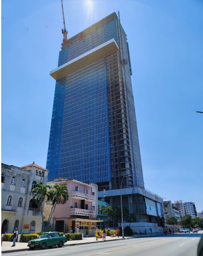 Hoy volvimos a 'andar La Habana'; con sus 154 metros de altura, en plena avenida 23 se le levanta majestuosa la Torre K, una vez concluida será el hotel más alto de #Cuba 🇨🇺.