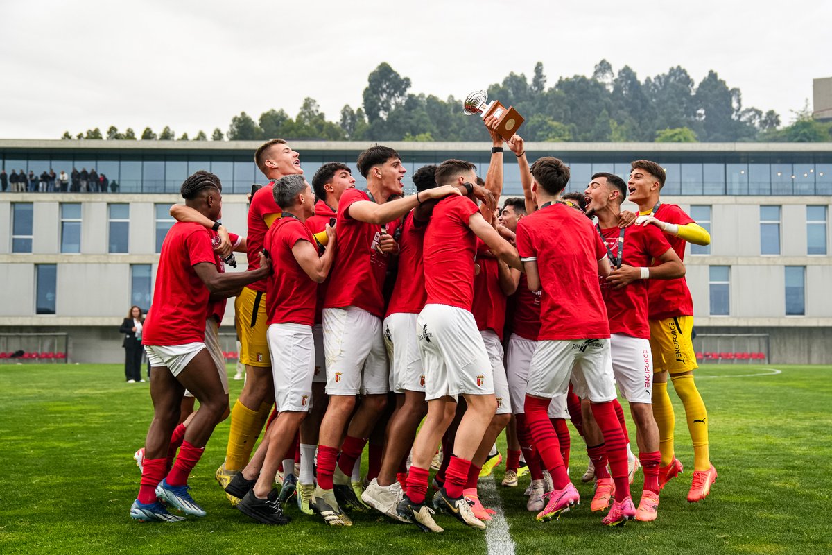 🎶 E o Braga é campeão, outra vez… 🎶

#PorMaisFuturo | #Sub19