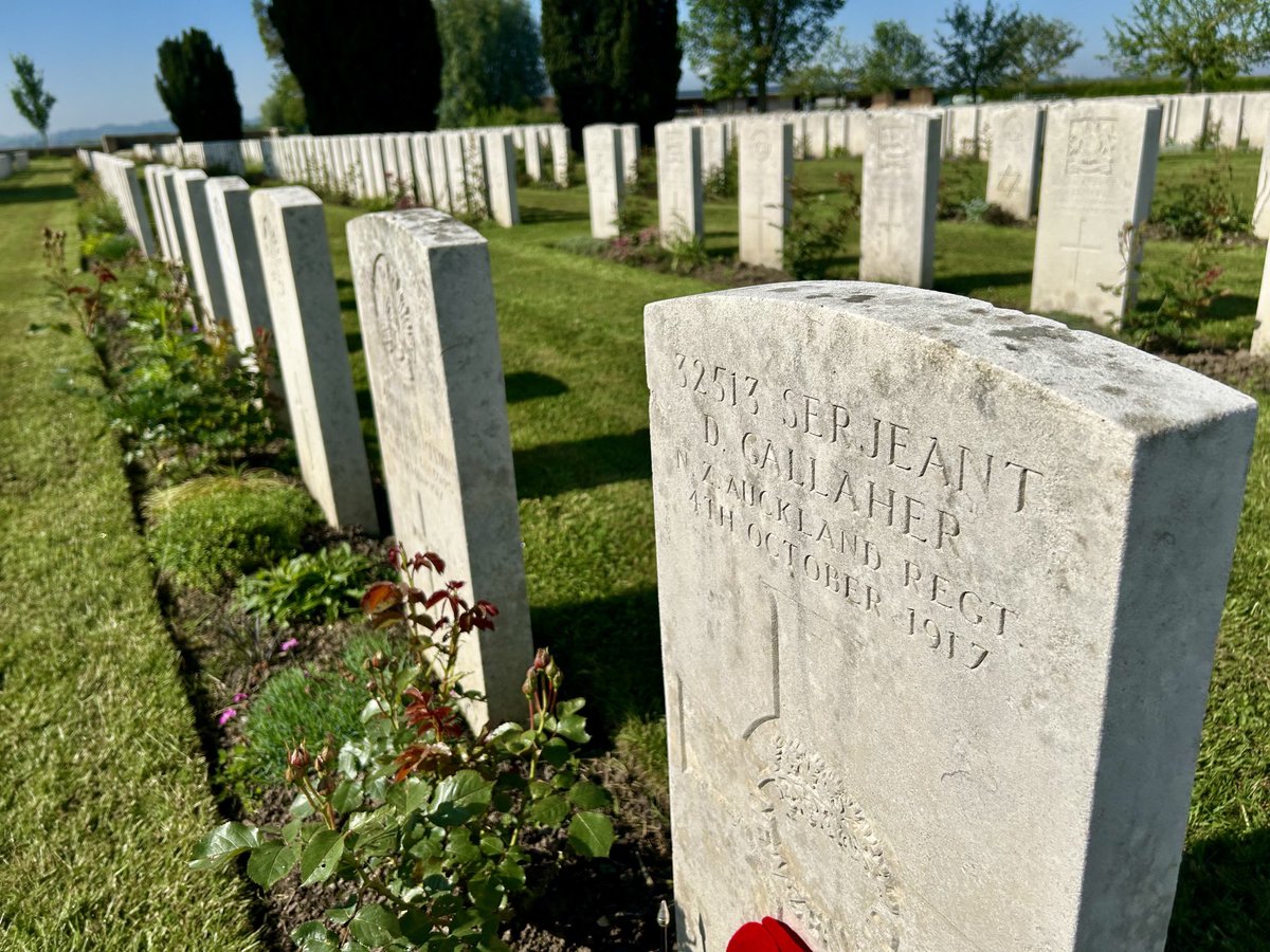 The grave of ⁦the “Originals” @AllBlacks⁩ skipper Dave Gallaher ⁦@CWGC⁩ Nine Elms. #rugby #sportshistory #ww1